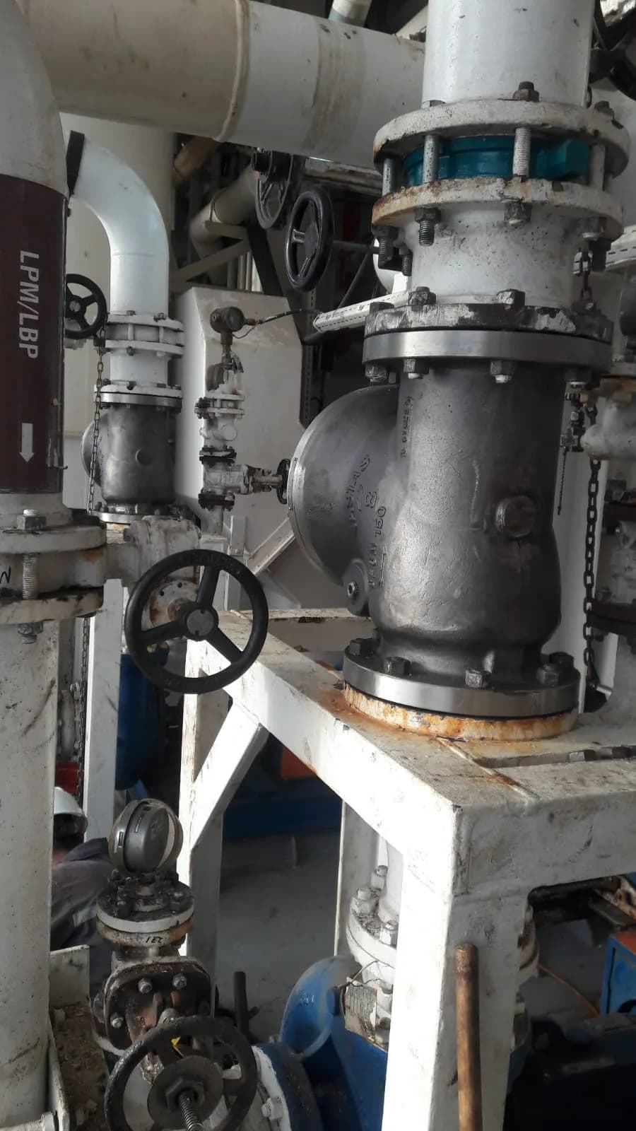 Değiştirilen valf ve aktüatörlü boru hattı