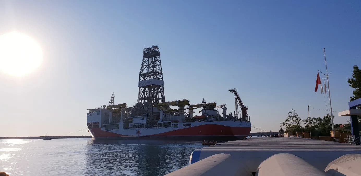 Limanda bağlı Fatih sondaj gemisi