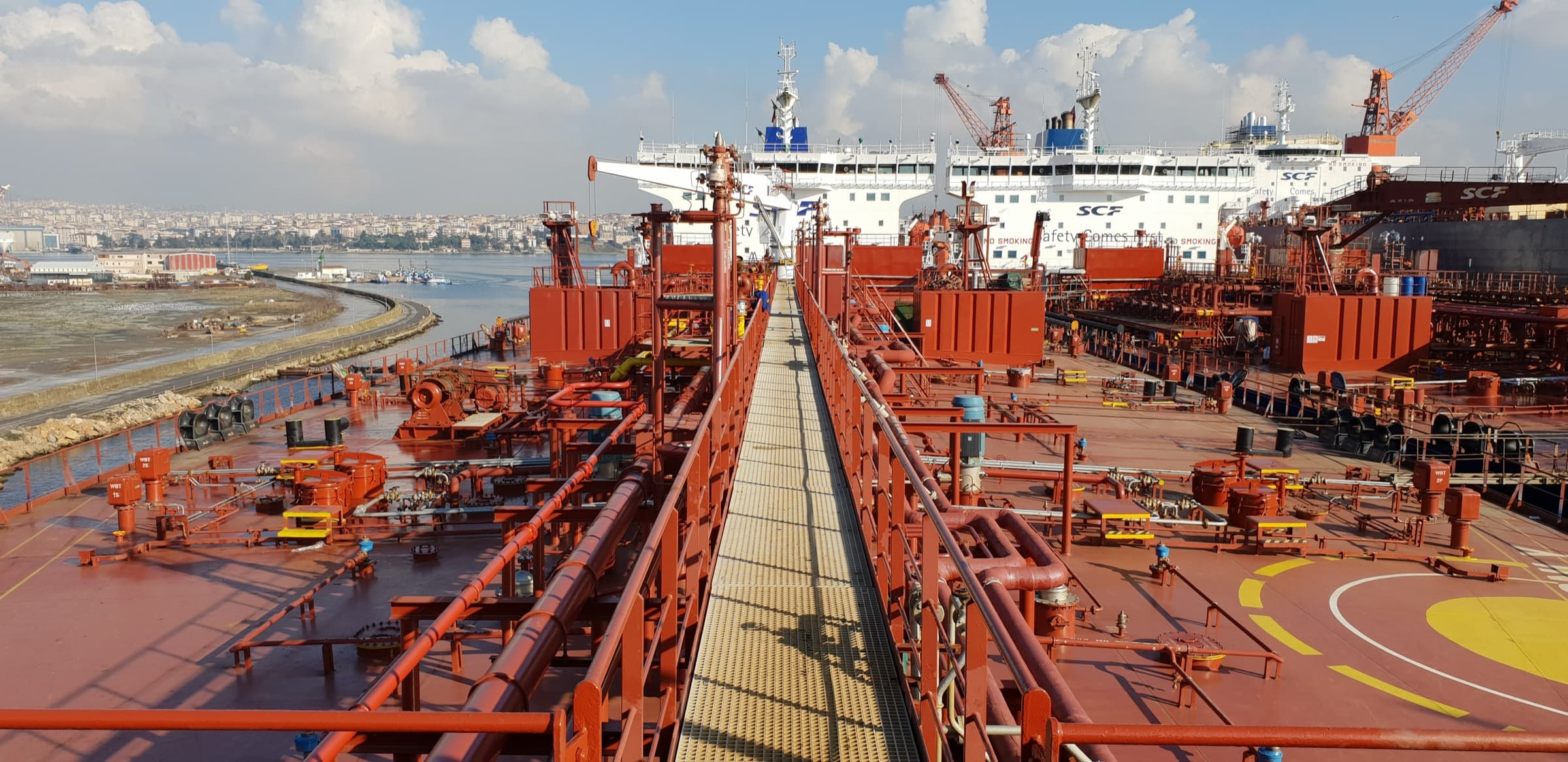 Tuzla tersanesinde tanker güvertesindeki boru hatları